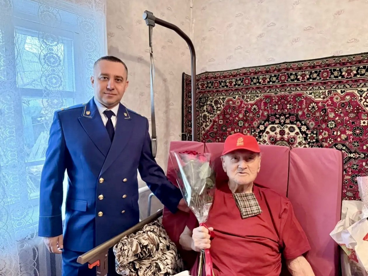 Прокурор Петровского района поздравил ветерана ВОВ с 99-летием Прокуратура Ставропольского края