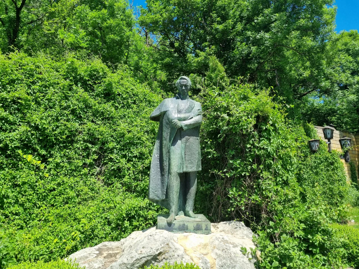 Памятник М.Ю. Лермонтову в Лермонтовском сквере Железноводска Дениска, Яндекс.Карты (6+)