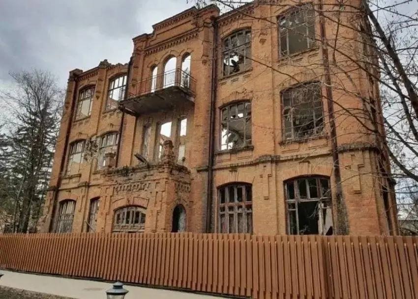 В четвёртый раз выставили на торги мужскую гимназию Сильникова в Кисловодске Соцсети главы Кисловодска Евгения Моисеева