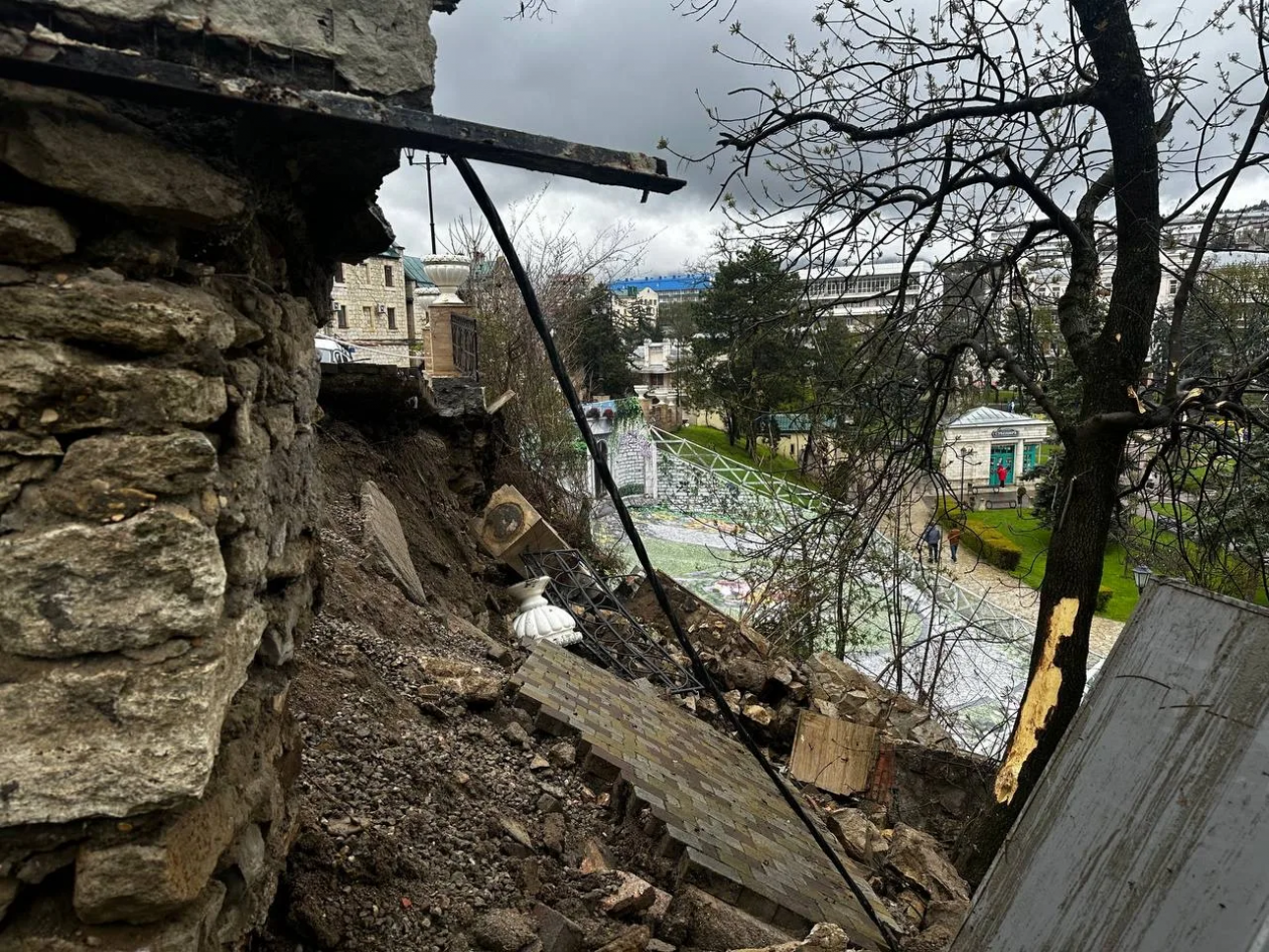 В Пятигорске обрушилась часть подпорной стены и тротуара Глава Пятигорска