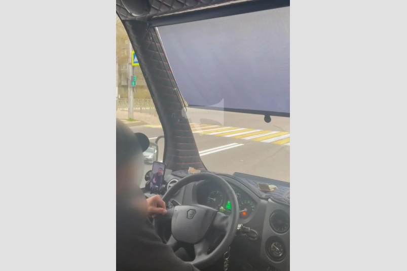На водителя маршрутки, смотревшего видео за рулем, пожаловался ставрополец Читательница ИА Stavropol.Media