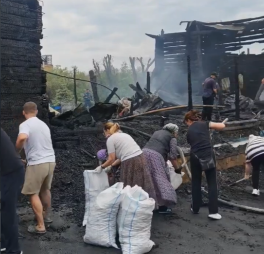 Десятки горожан помогают разбирать завалы на месте сгоревшего храма в Ессентуках Соцсети главы Ессентуков Владимира Крутникова