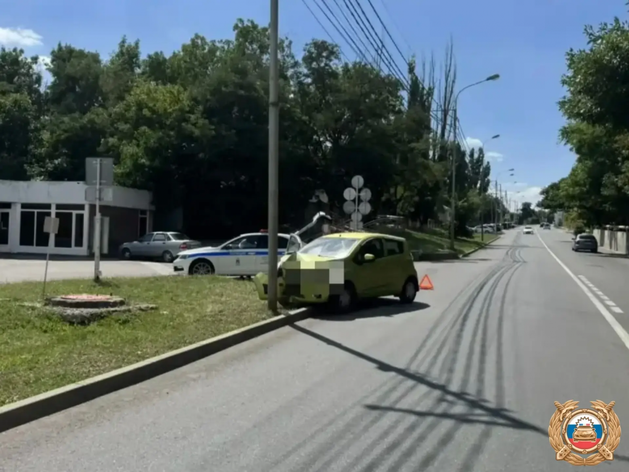 Chevrolet врезался в опору ЛЭП в Ставрополе, пострадали женщина и подросток