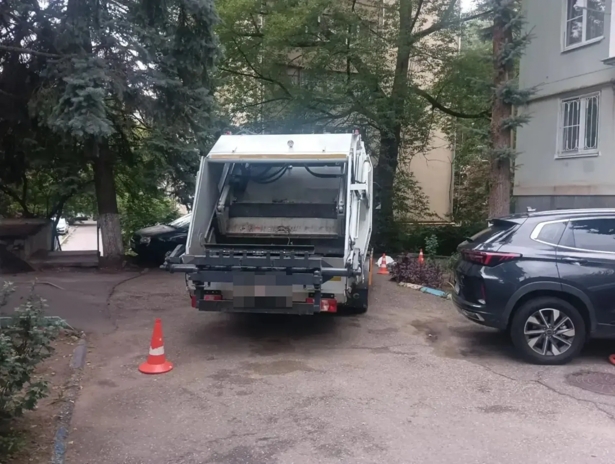 Водитель мусоровоза насмерть сбил мужчину во дворе жилого дома в Кисловодске
