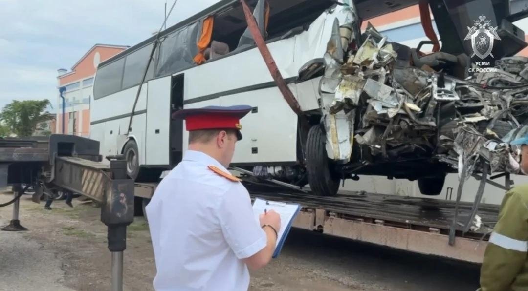 Следственный комитет России показал видео с места смертельного ДТП с автобусом на Ставрополье
