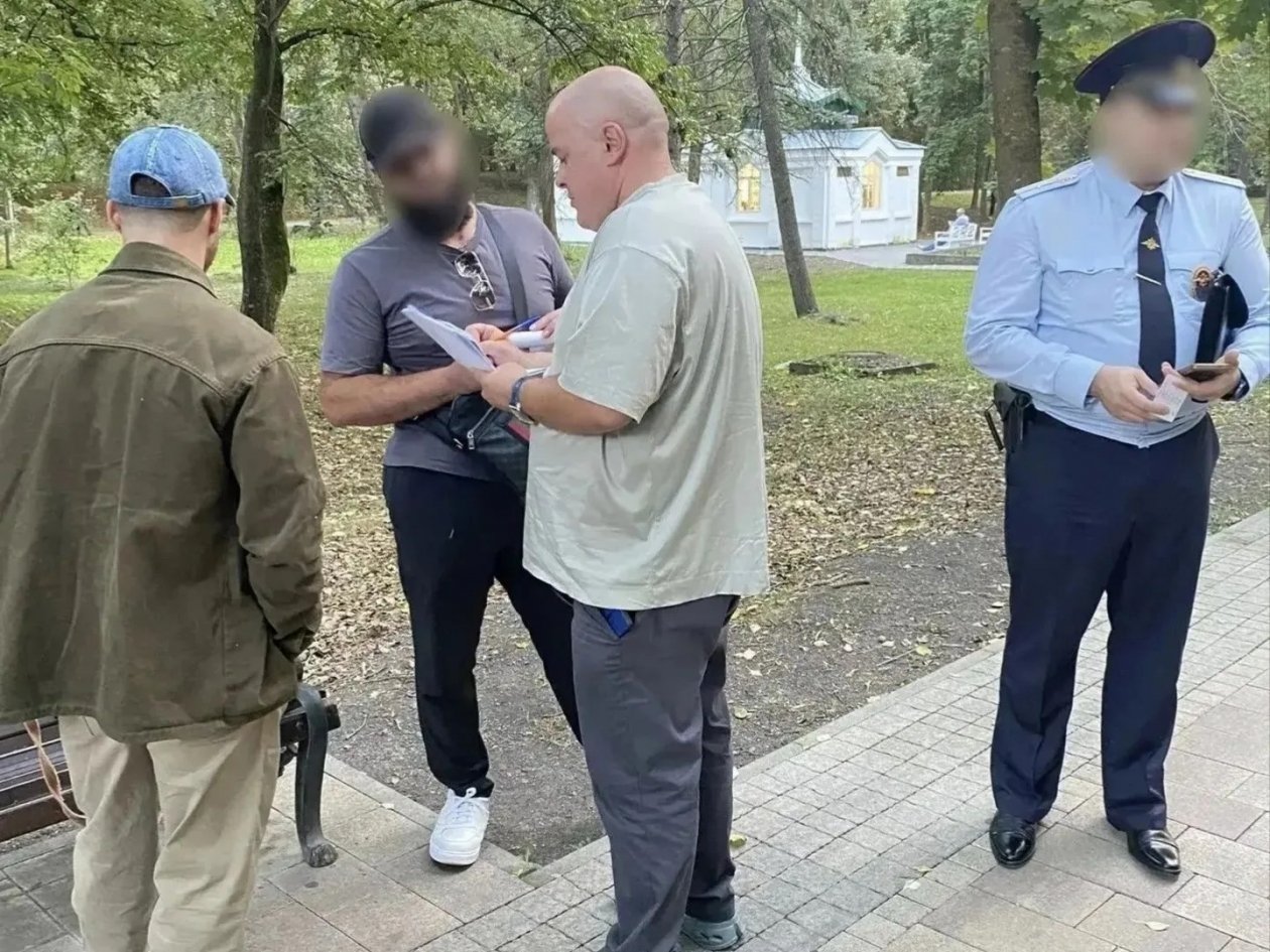 Диких птиц конфисковали у уличных фотографов в Ессентуках