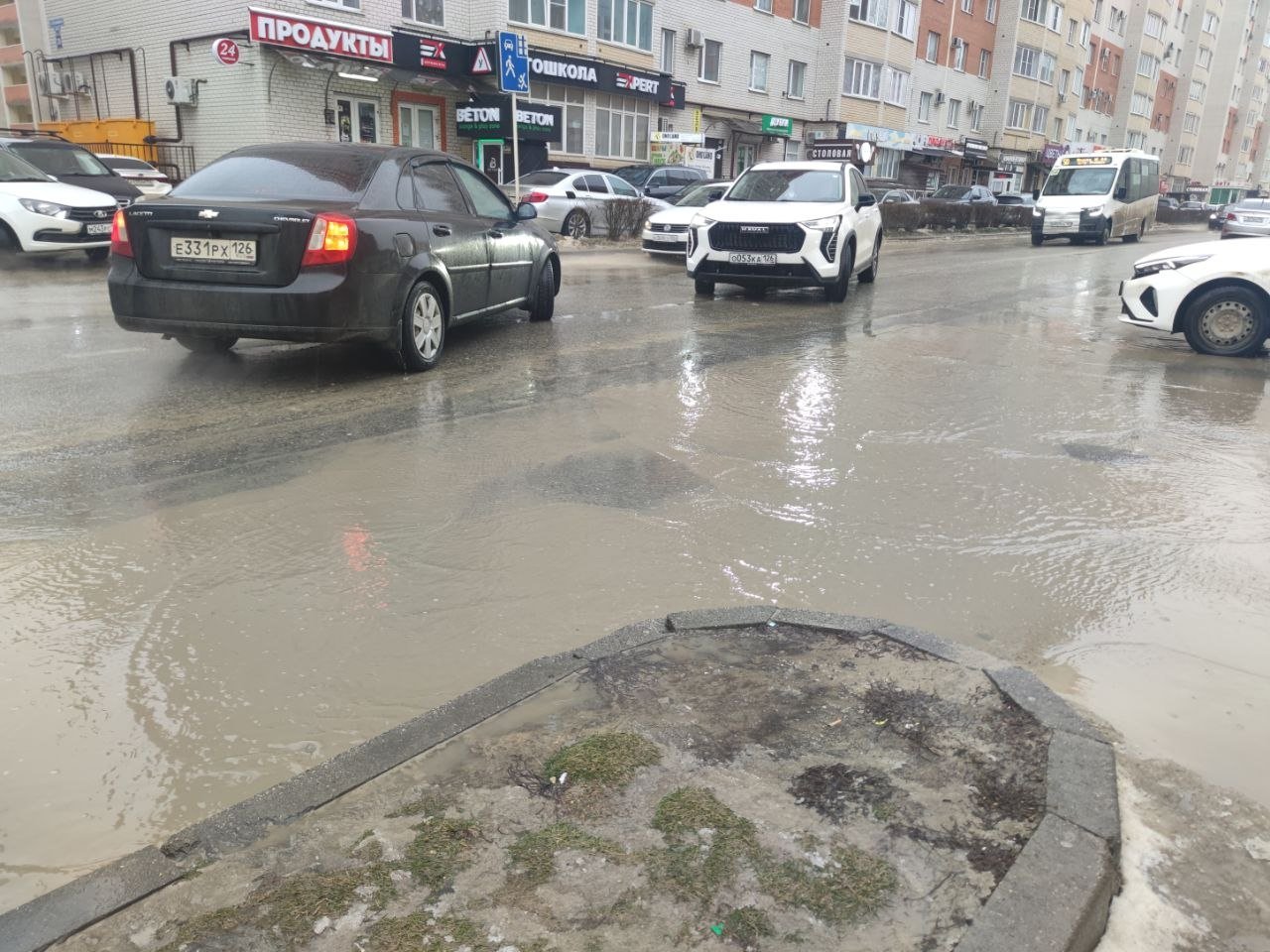 Реки воды и грязи: ледяной дождь сменился обычным в Ставрополе