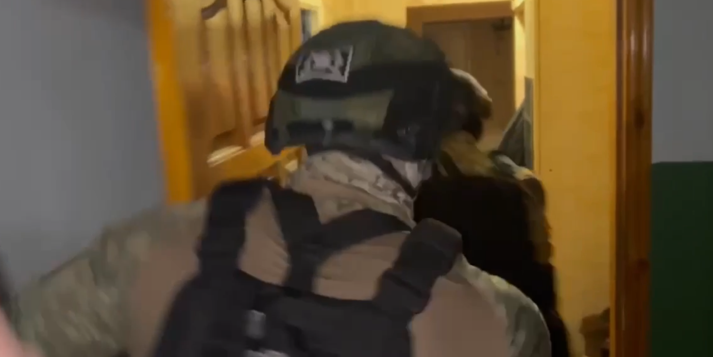 Парня, избившего мужчину за замечание о мате, задержали в Солнечнодольске