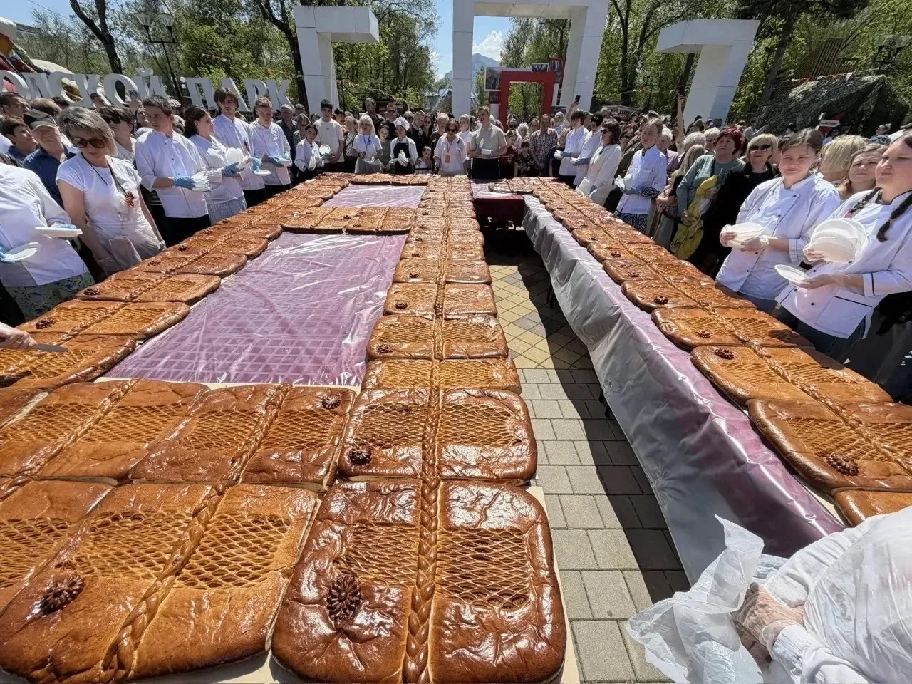 В Минводах испекли огромный пирог весом 400 кг в память о 1418 днях войны Пресс-служба Минераловодского округа
