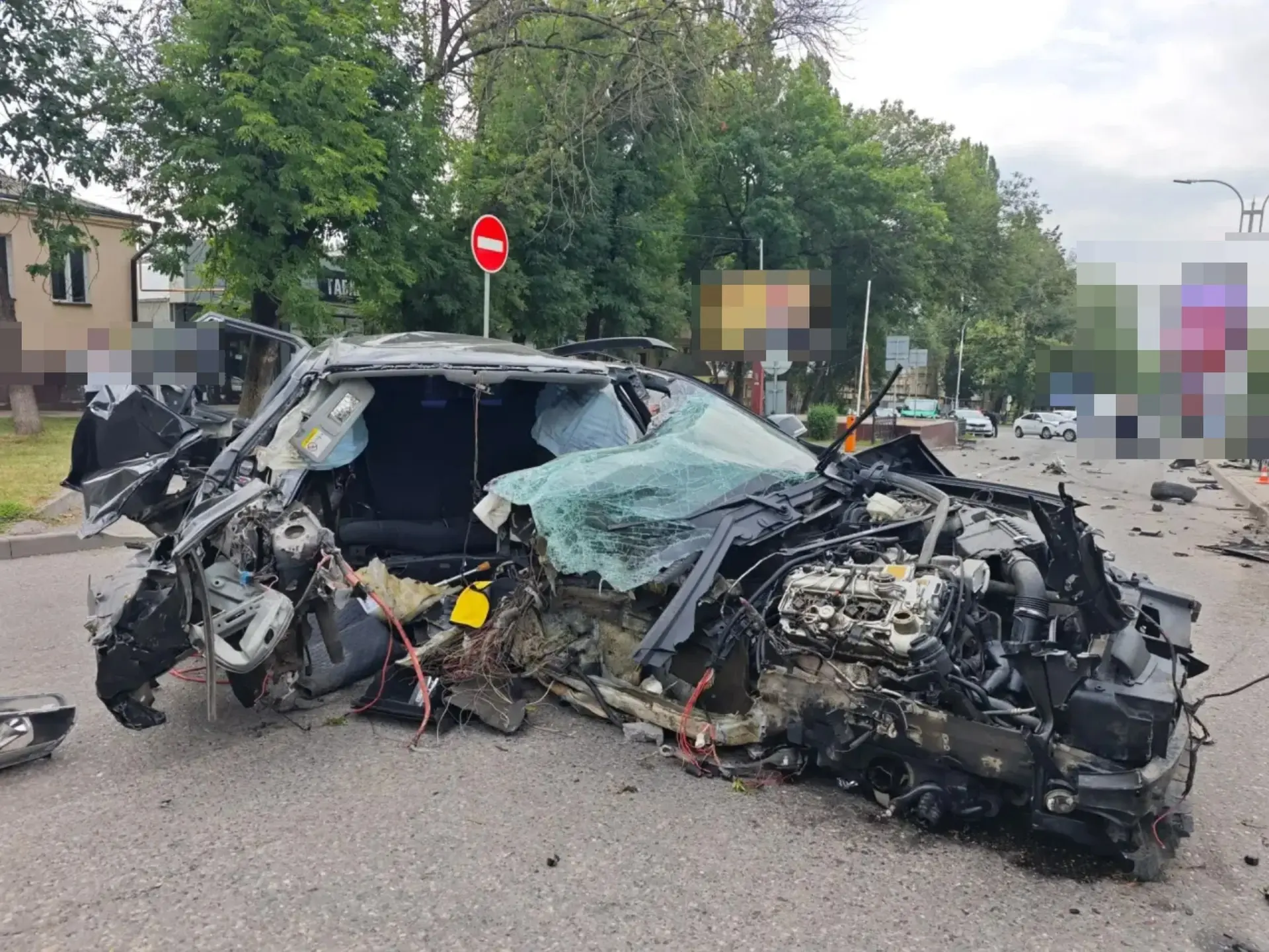 BMW в хлам, пассажир погиб: иномарка влетела в бетонное ограждение в Пятигорске ГАИ СК