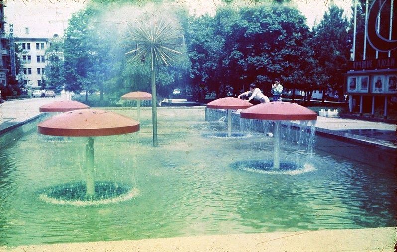 Фонтан перед кинотеатром "Экран", 1980-е годы
