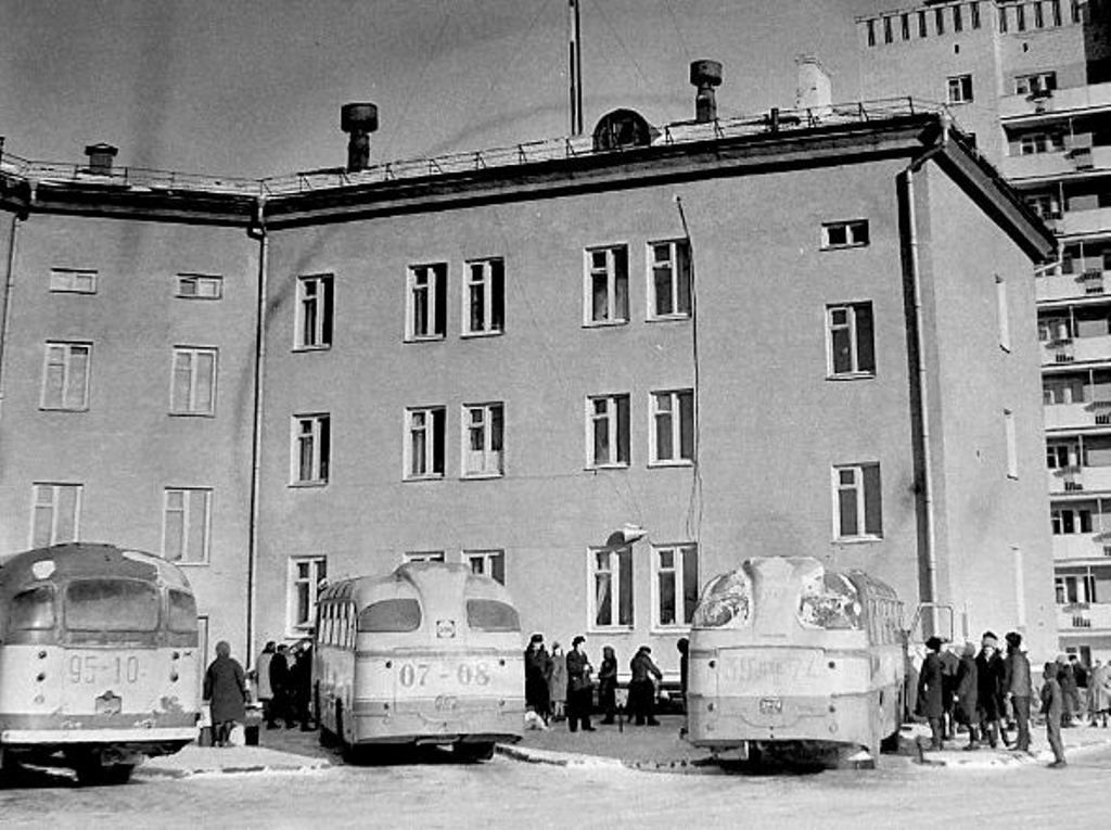 ЛАЗ-697Е 39-73 сте Минераловодского ПАТП (справа) и ЛАЗ-695Б 07-08 стж Невинномысского ПАТП на автовокзале города Ставрополя