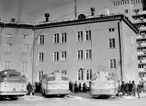 ЛАЗ-697Е 39-73 сте Минераловодского ПАТП (справа) и ЛАЗ-695Б 07-08 стж Невинномысского ПАТП на автовокзале города Ставрополя